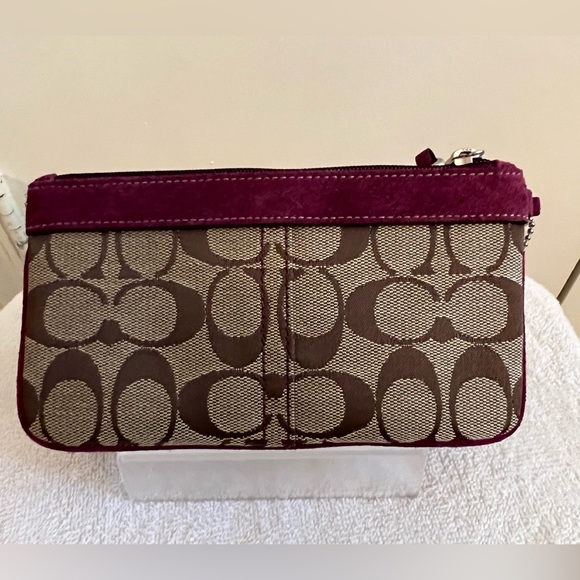EUC Coach Women’s Wristlet - Picture 5 of 12
